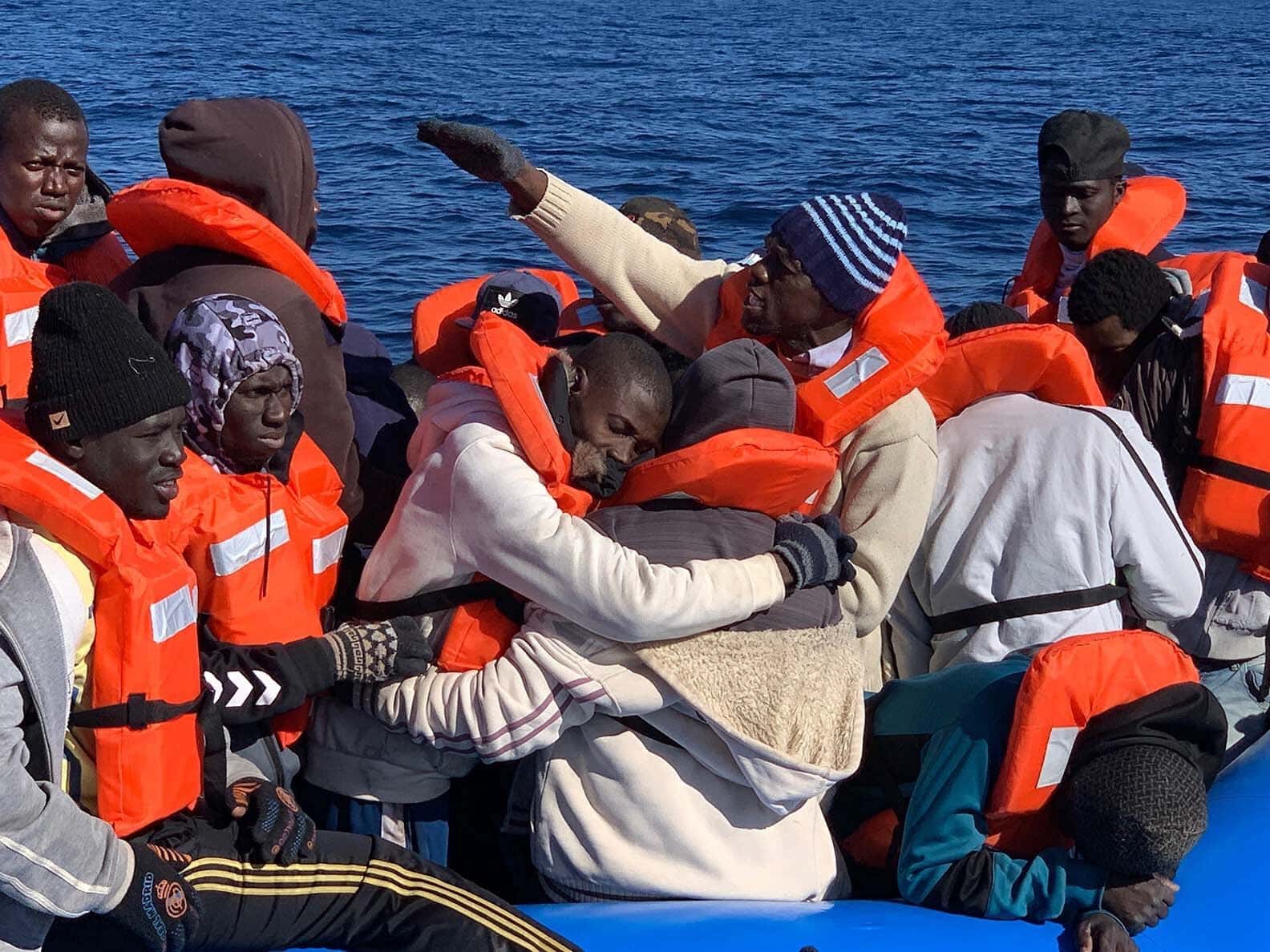 Неоказание капитаном судна помощи терпящим. Мигранты в Средиземном море. Смерть мигрантов в Средиземном море. Средиземноморский трафик мигрантов. Средиземное море внешность людей.