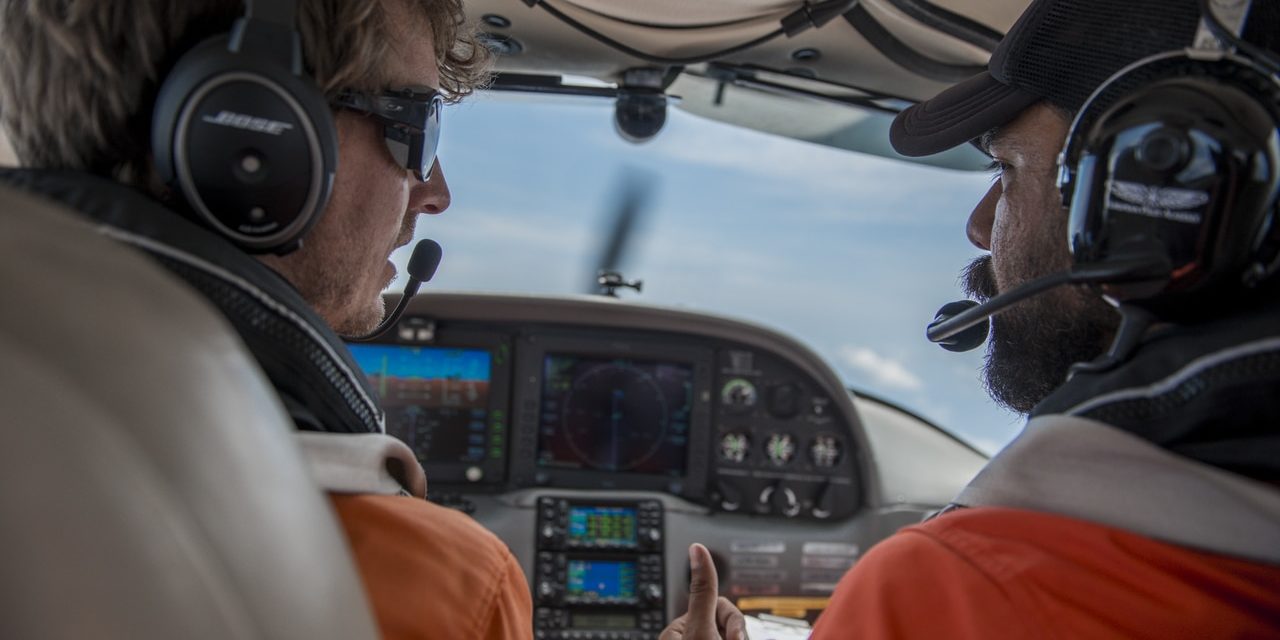 Crew des Aufklärungsflugzeugs Moonbird von Sea-Watch während einer Mission. © Philipp Külker