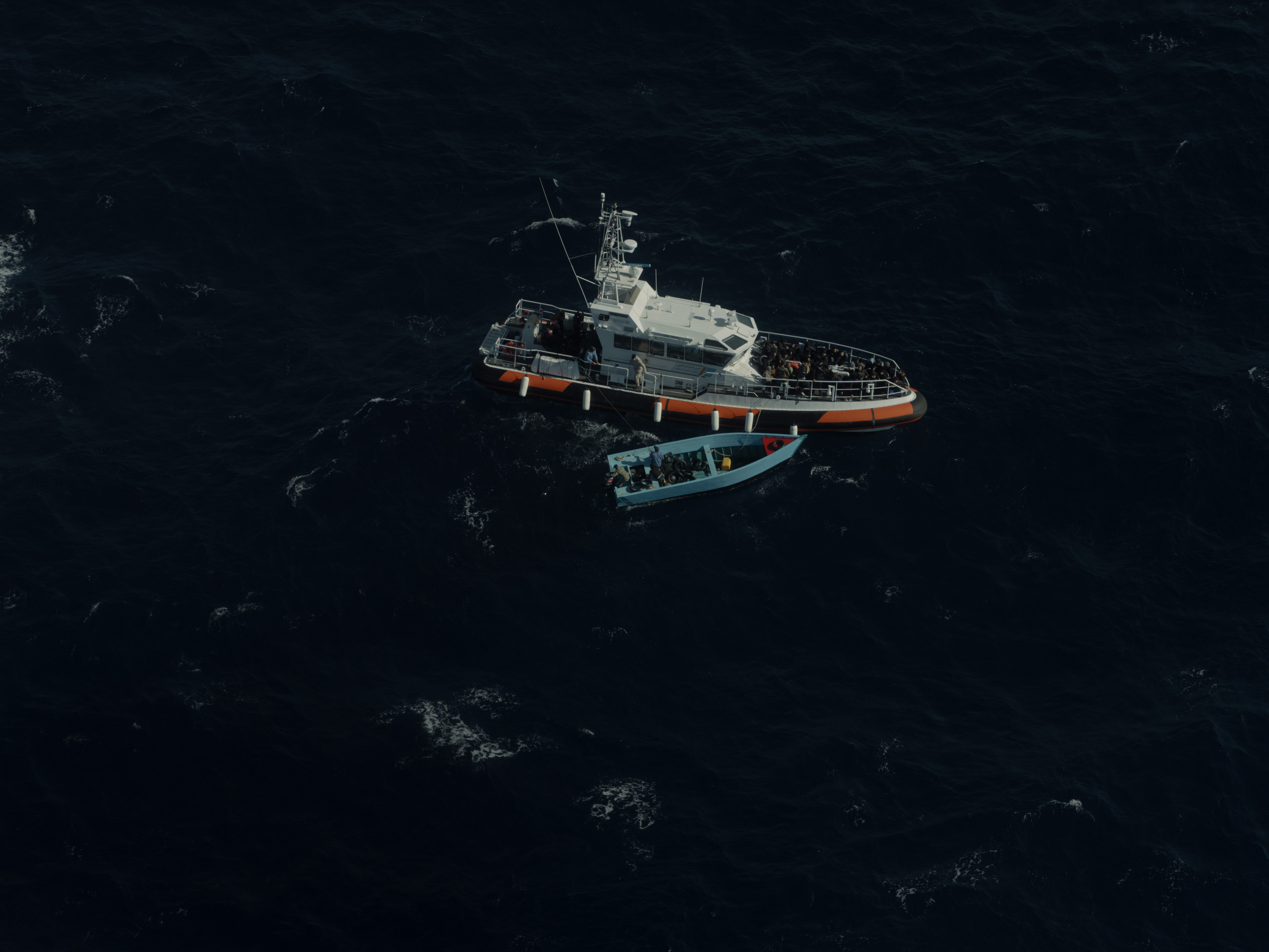 Schiff der sogenannten Libyschen Küstenwache bei Pushback