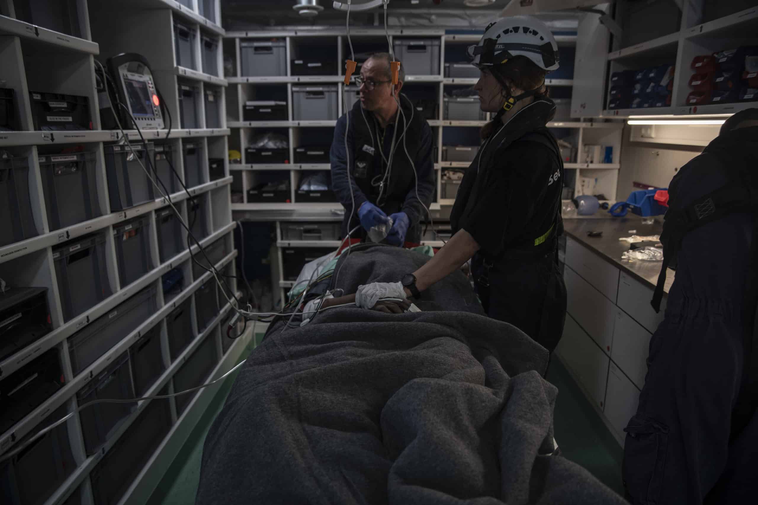medizinisches personal an bord eines schiffes bemueht sich um einen patienten