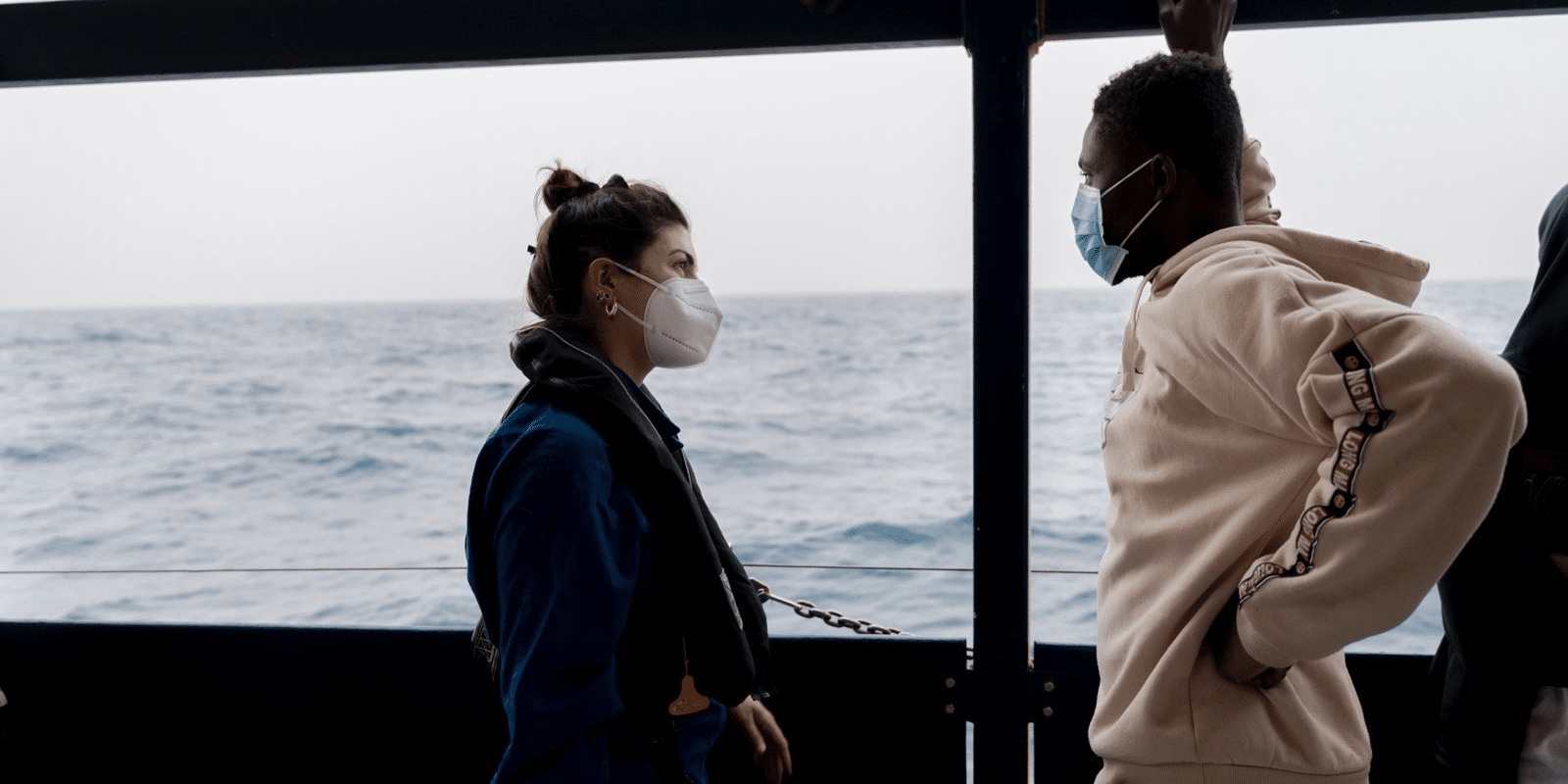 Foto: Stella Meyer Rachele talking to a guest on board the Sea-Watch 3 in 2022