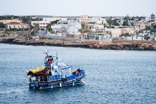 Foto: Johannes Räbel Aurora fährt in den Hafen von Lampedusa